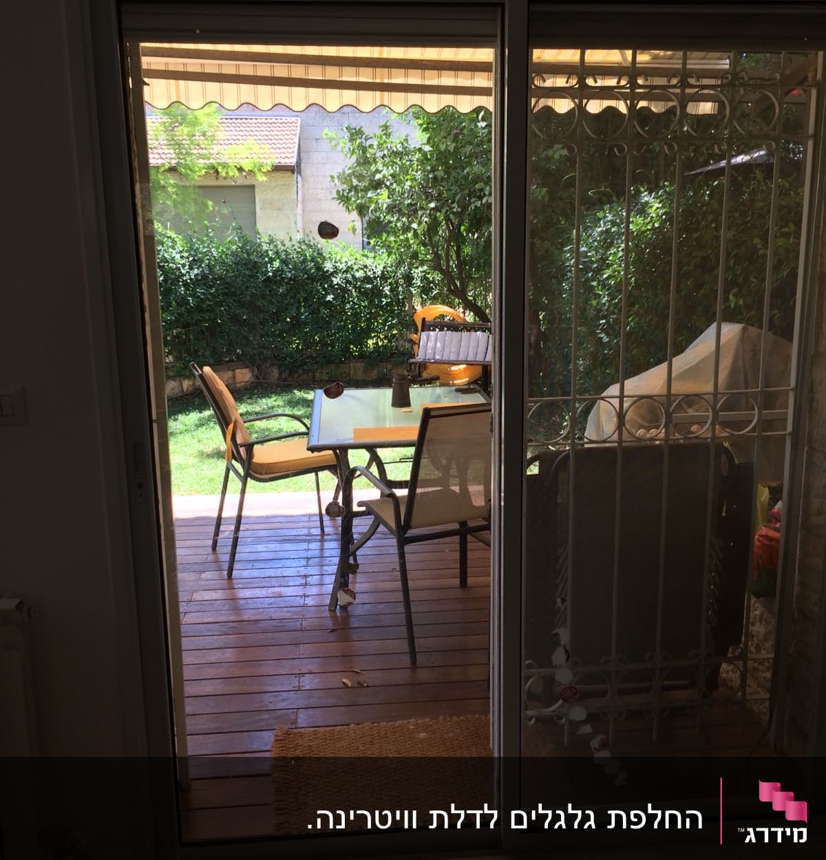 חלון זכוכית עם תריסים פתוחים חלקית